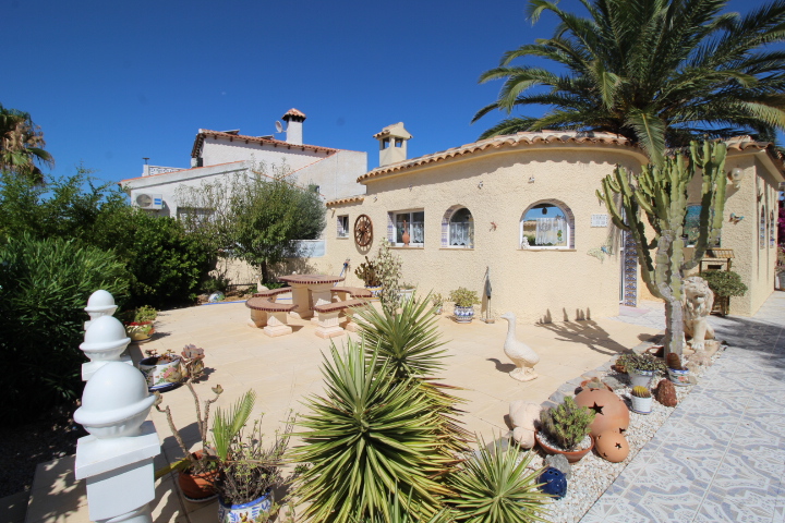 Chalet independiente con gran parcela y piscina privada en Las Filipinas – Villamartín