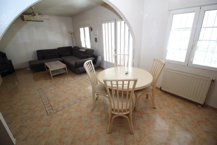 Chalet independiente con gran parcela y piscina privada en Las Filipinas – Villamartín