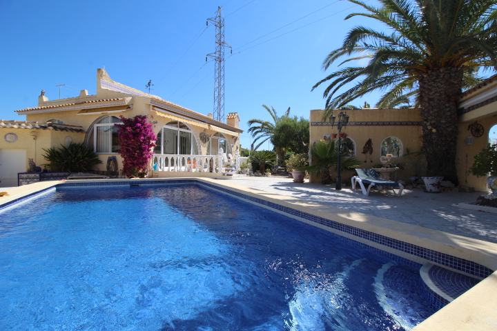 Chalet independiente con gran parcela y piscina privada en Las Filipinas – Villamartín