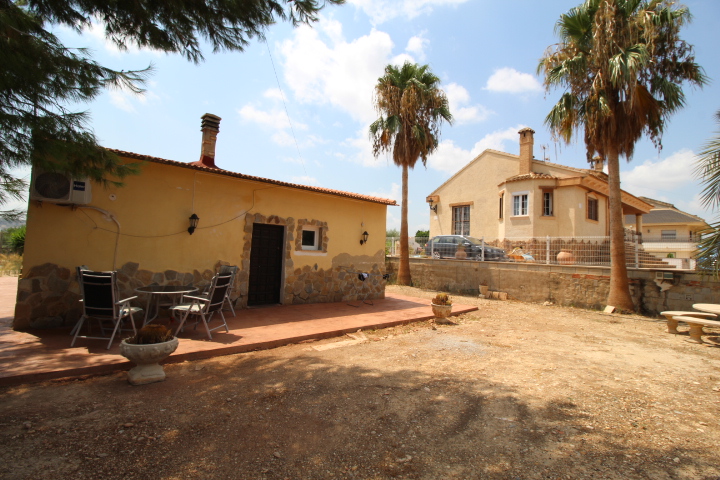Impresionante chalet ubicado a las afueras de Bigastro, con gran parcela de casi 2000 metros cuadrados.