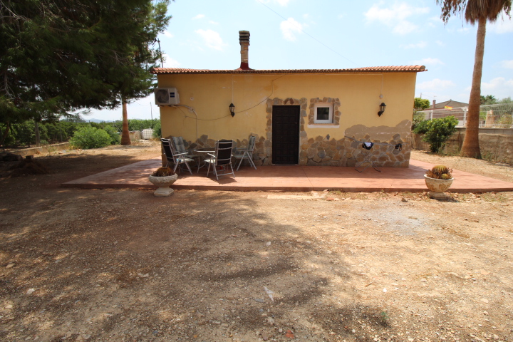 Impresionante chalet ubicado a las afueras de Bigastro, con gran parcela de casi 2000 metros cuadrados.