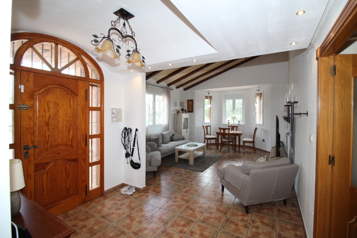 Impresionante chalet ubicado a las afueras de Bigastro, con gran parcela de casi 2000 metros cuadrados.