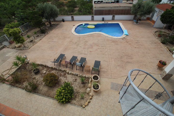 Impresionante chalet ubicado a las afueras de Bigastro, con gran parcela de casi 2000 metros cuadrados.