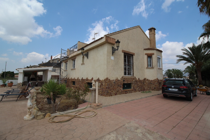 Impresionante chalet ubicado a las afueras de Bigastro, con gran parcela de casi 2000 metros cuadrados.