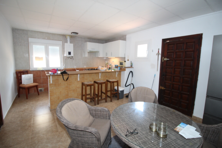 Impresionante chalet ubicado a las afueras de Bigastro, con gran parcela de casi 2000 metros cuadrados.