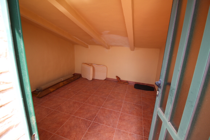Impresionante chalet ubicado a las afueras de Bigastro, con gran parcela de casi 2000 metros cuadrados.