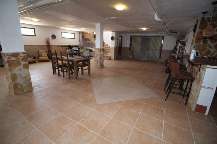 Impresionante chalet ubicado a las afueras de Bigastro, con gran parcela de casi 2000 metros cuadrados.