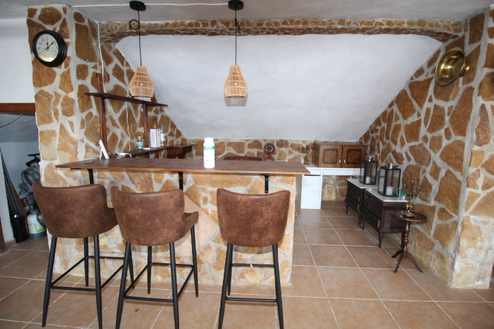 Impresionante chalet ubicado a las afueras de Bigastro, con gran parcela de casi 2000 metros cuadrados.