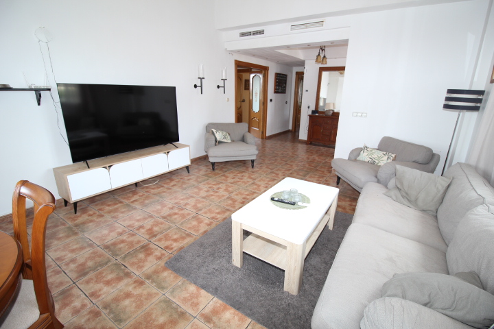 Impresionante chalet ubicado a las afueras de Bigastro, con gran parcela de casi 2000 metros cuadrados.