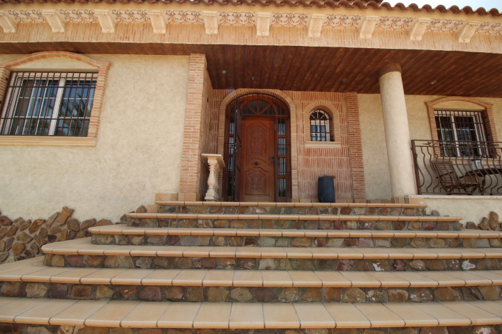 Impresionante chalet ubicado a las afueras de Bigastro, con gran parcela de casi 2000 metros cuadrados.