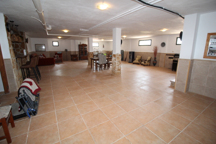 Impresionante chalet ubicado a las afueras de Bigastro, con gran parcela de casi 2000 metros cuadrados.