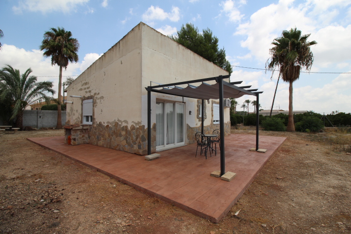 Impresionante chalet ubicado a las afueras de Bigastro, con gran parcela de casi 2000 metros cuadrados.