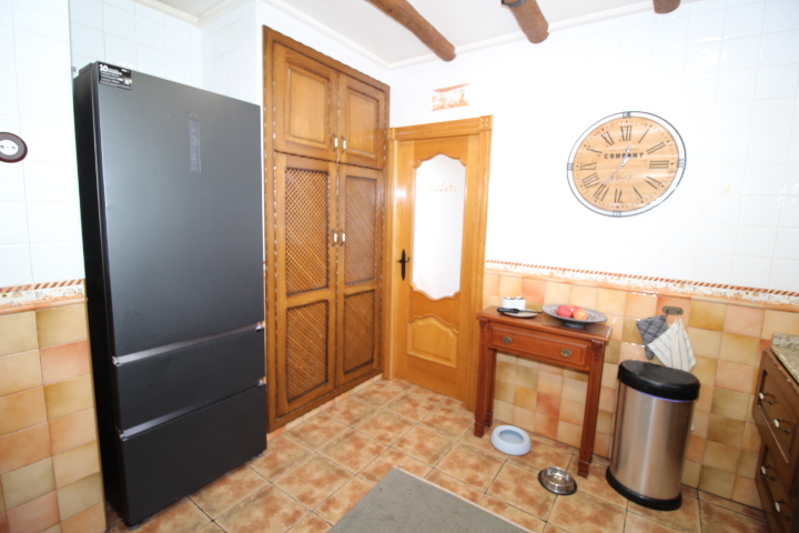 Impresionante chalet ubicado a las afueras de Bigastro, con gran parcela de casi 2000 metros cuadrados.
