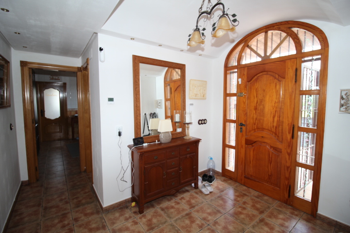 Impresionante chalet ubicado a las afueras de Bigastro, con gran parcela de casi 2000 metros cuadrados.