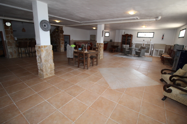 Impresionante chalet ubicado a las afueras de Bigastro, con gran parcela de casi 2000 metros cuadrados.