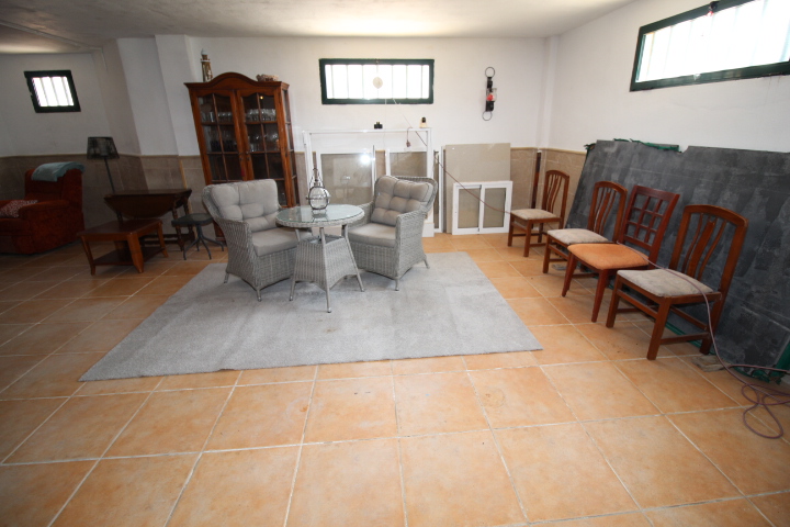 Impresionante chalet ubicado a las afueras de Bigastro, con gran parcela de casi 2000 metros cuadrados.