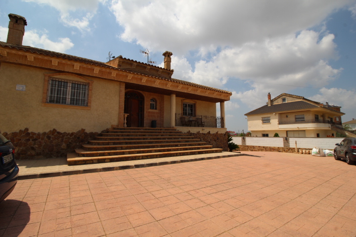 Impresionante chalet ubicado a las afueras de Bigastro, con gran parcela de casi 2000 metros cuadrados.