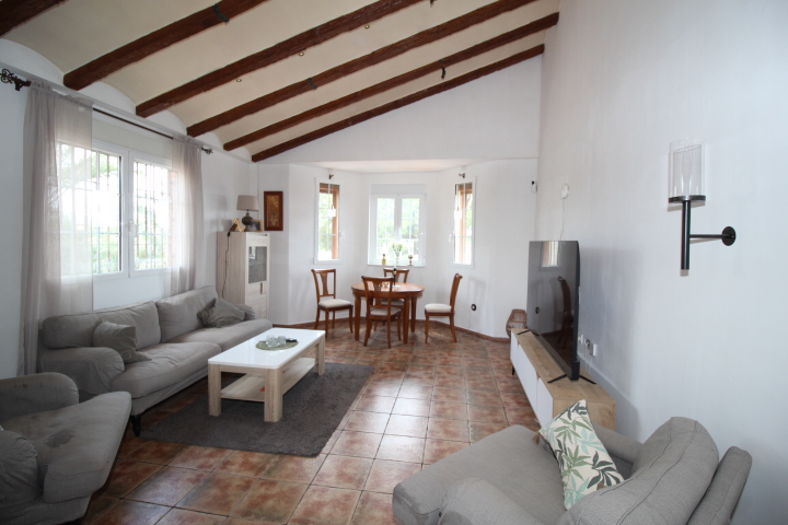 Impresionante chalet ubicado a las afueras de Bigastro, con gran parcela de casi 2000 metros cuadrados.