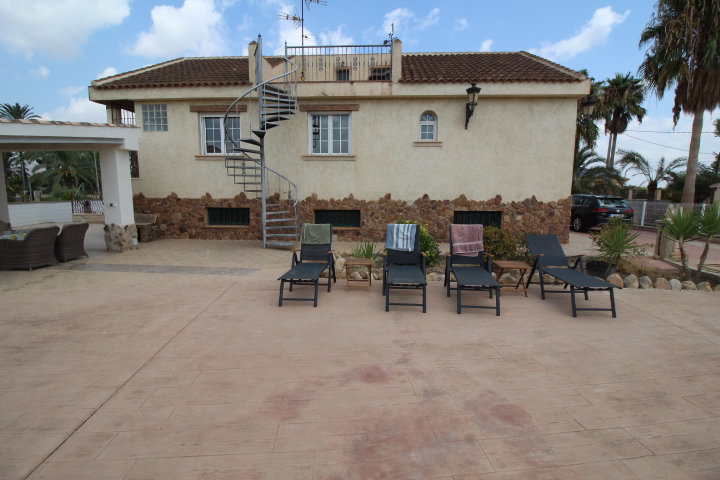 Impresionante chalet ubicado a las afueras de Bigastro, con gran parcela de casi 2000 metros cuadrados.