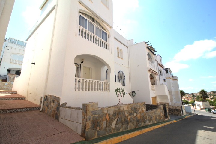 Bungalow bajo en Urbanización Blue Hill – Las Filipinas, Villamartín