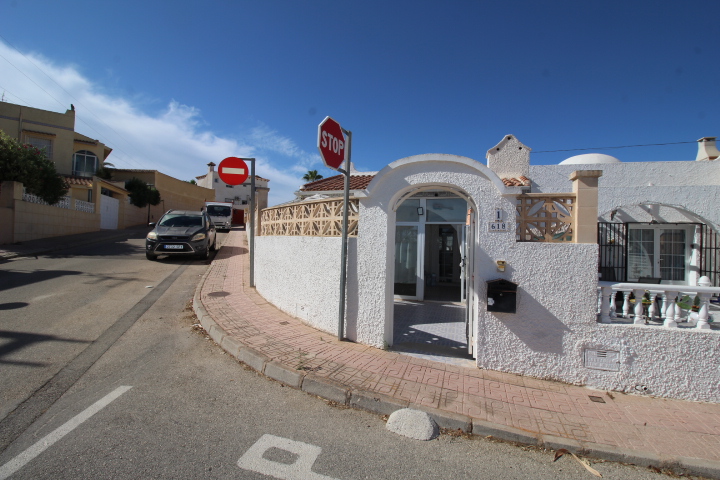 Villa til salg i Villamartín-Las Filipinas (Orihuela)