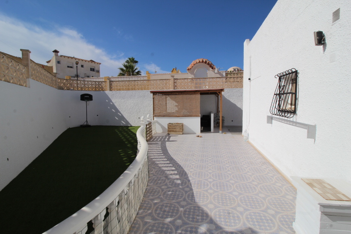 Villa til salg i Villamartín-Las Filipinas (Orihuela)