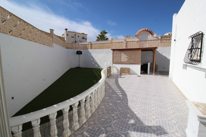 Villa til salg i Villamartín-Las Filipinas (Orihuela)