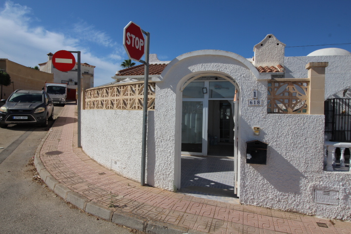 Villa til salg i Villamartín-Las Filipinas (Orihuela)