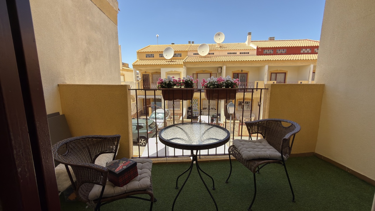Amplia casa adosada de 3 dormitorios con vistas al mar en una ubicación privilegiada en La Zenia