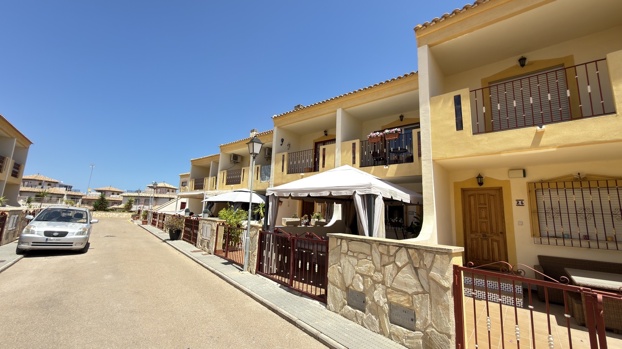 Amplia casa adosada de 3 dormitorios con vistas al mar en una ubicación privilegiada en La Zenia