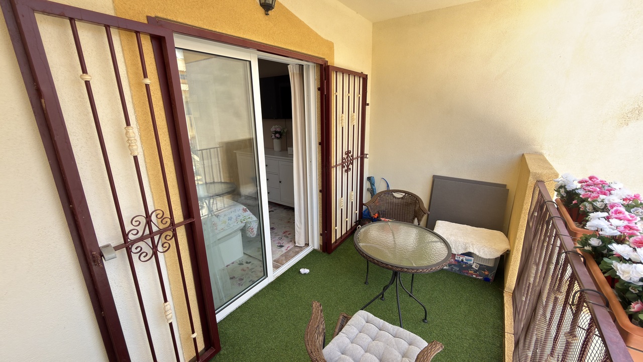 Amplia casa adosada de 3 dormitorios con vistas al mar en una ubicación privilegiada en La Zenia