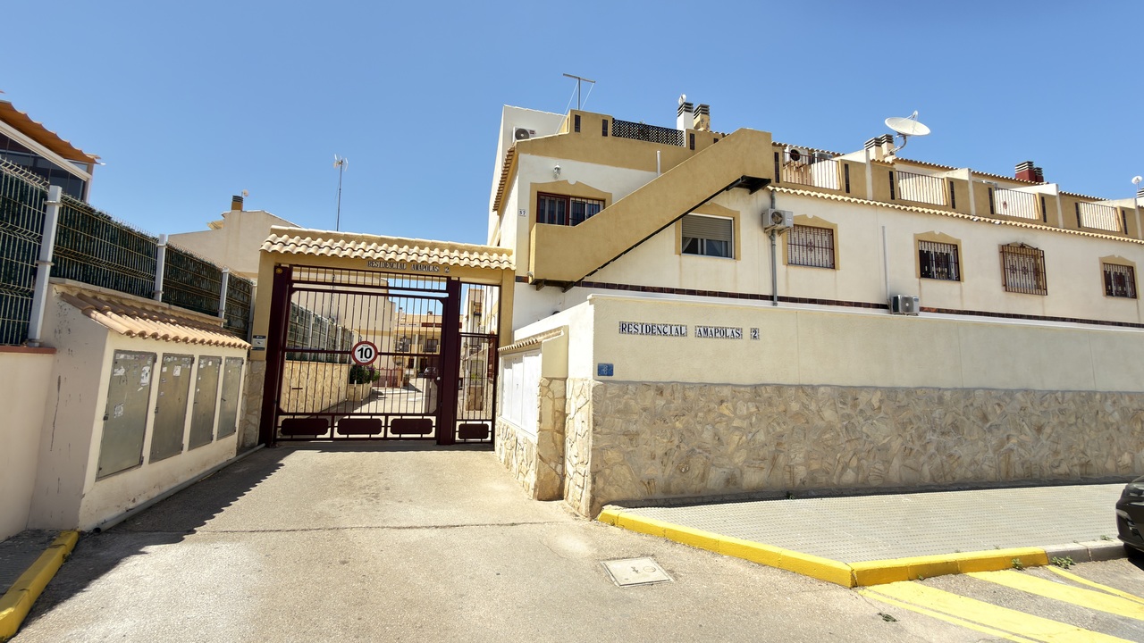 Amplia casa adosada de 3 dormitorios con vistas al mar en una ubicación privilegiada en La Zenia