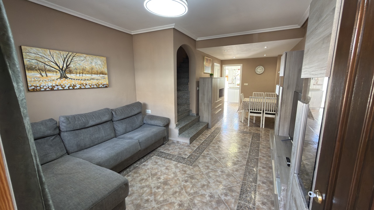 Amplia casa adosada de 3 dormitorios con vistas al mar en una ubicación privilegiada en La Zenia