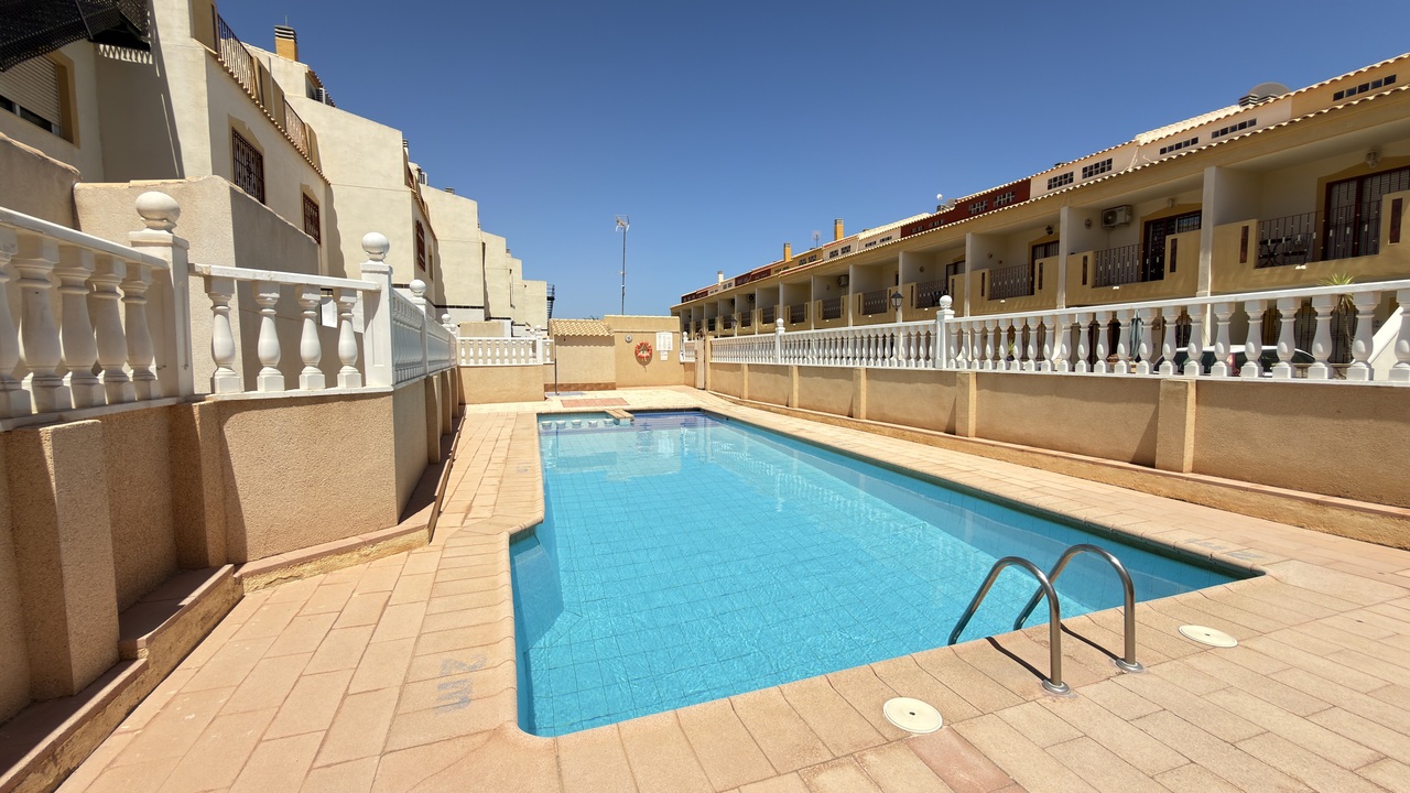 Amplia casa adosada de 3 dormitorios con vistas al mar en una ubicación privilegiada en La Zenia