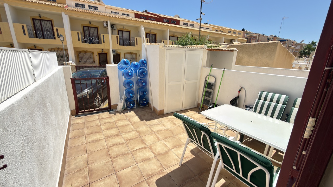 Amplia casa adosada de 3 dormitorios con vistas al mar en una ubicación privilegiada en La Zenia