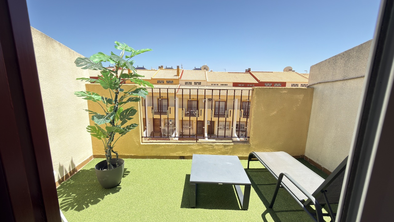Amplia casa adosada de 3 dormitorios con vistas al mar en una ubicación privilegiada en La Zenia