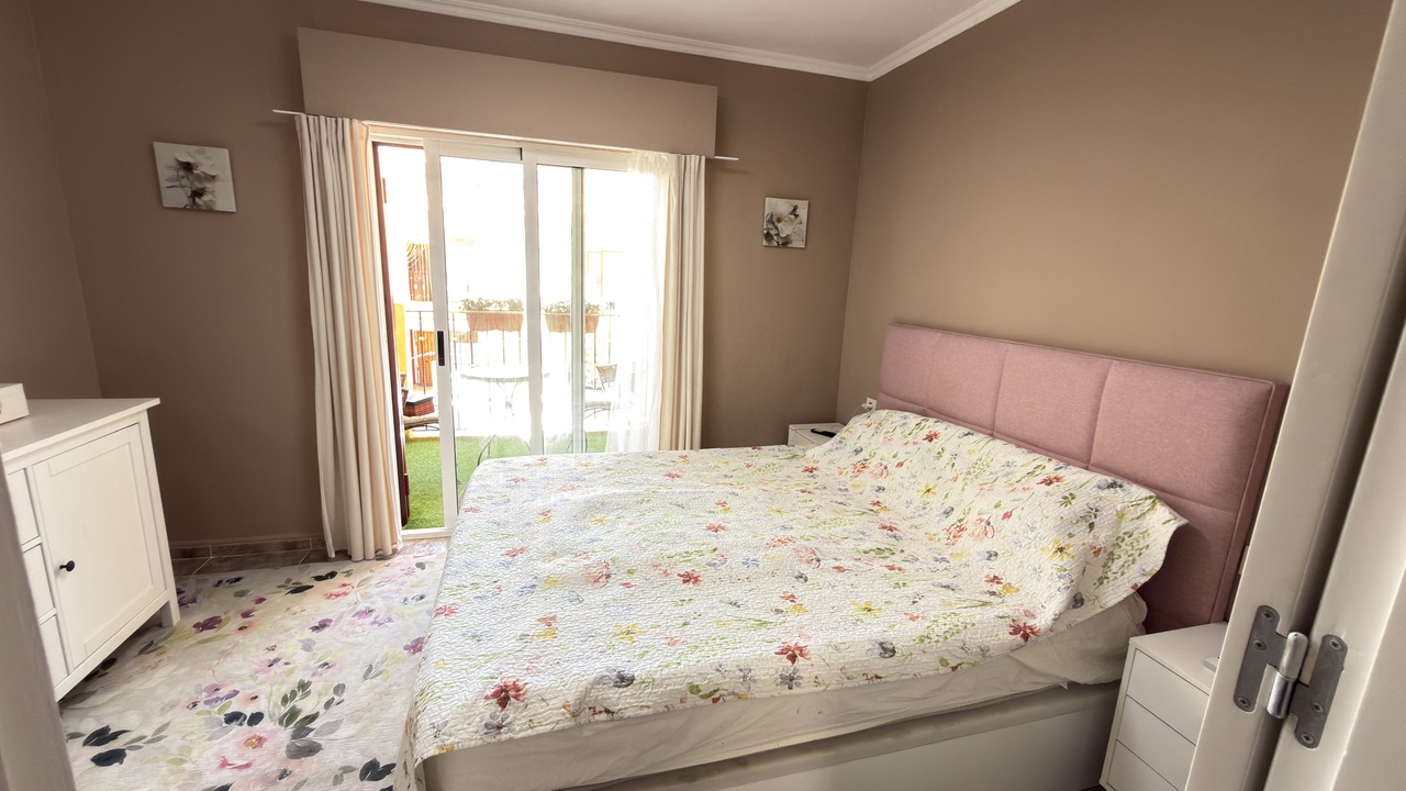 Amplia casa adosada de 3 dormitorios con vistas al mar en una ubicación privilegiada en La Zenia