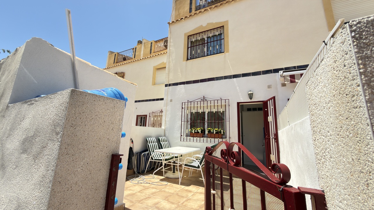 Amplia casa adosada de 3 dormitorios con vistas al mar en una ubicación privilegiada en La Zenia