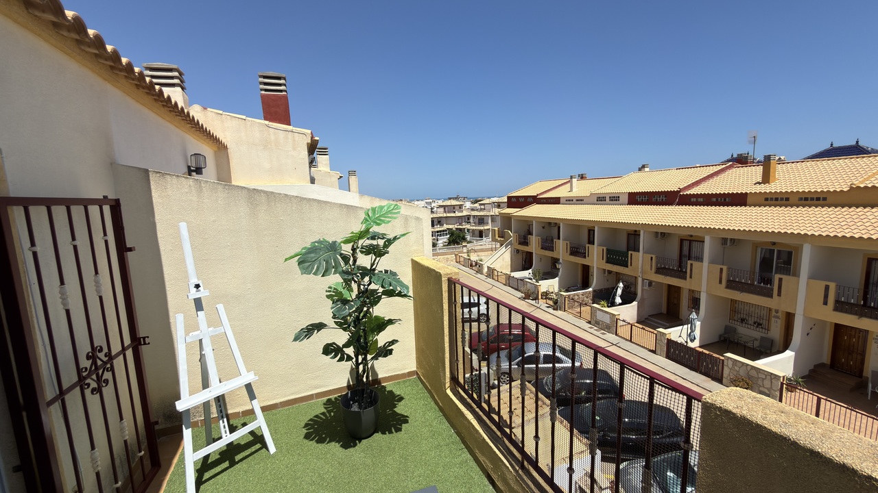 Amplia casa adosada de 3 dormitorios con vistas al mar en una ubicación privilegiada en La Zenia