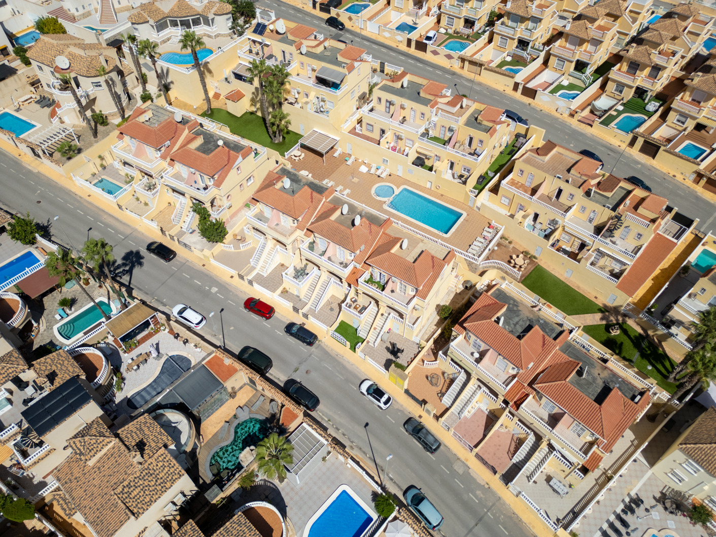 Magnífico dúplex de estilo “Battenberg”, completamente reformado y listo para entrar a vivir, ubicado en una tranquila zona residencial de Las Filipinas -