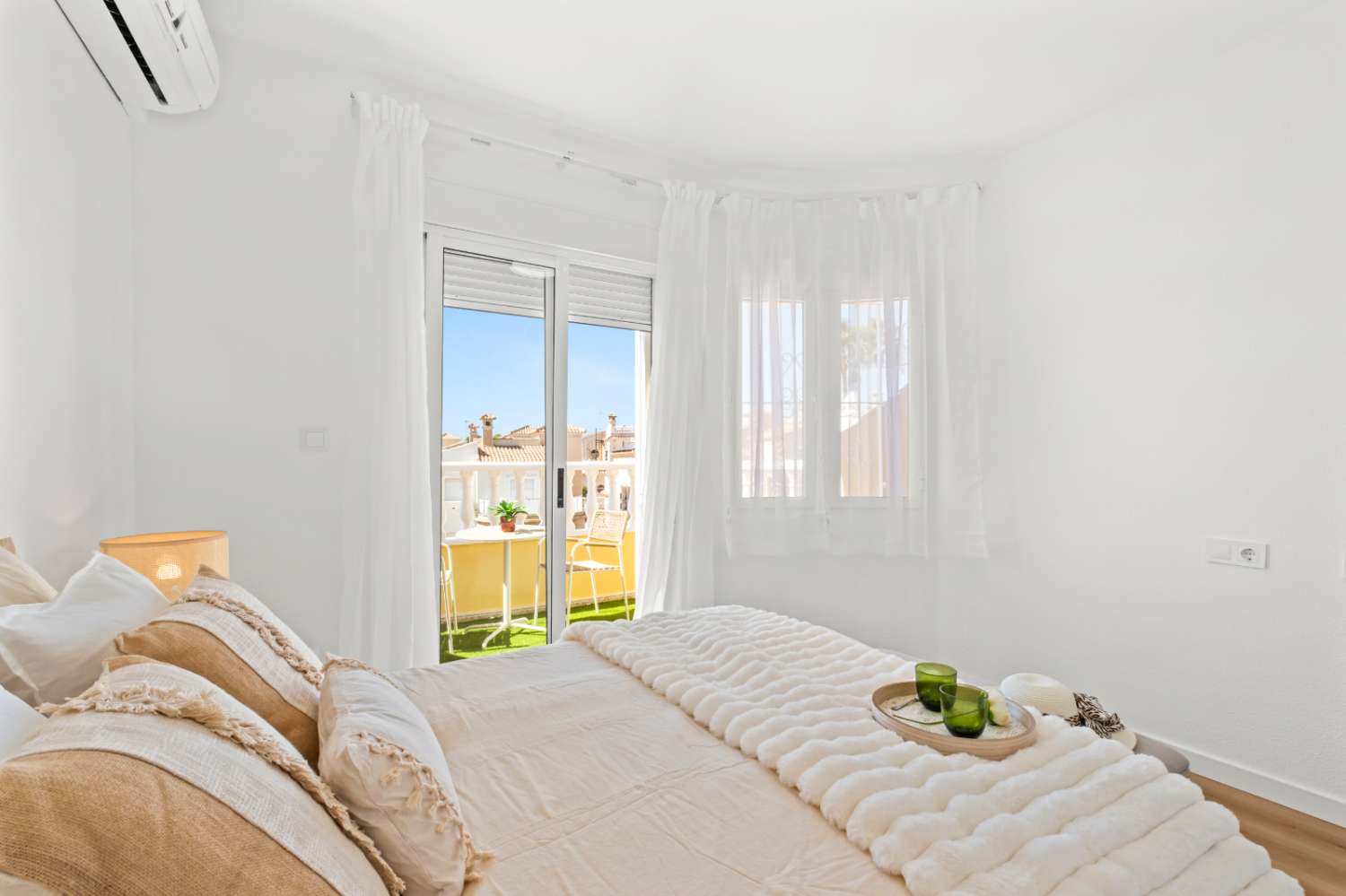 Magnífico dúplex de estilo “Battenberg”, completamente reformado y listo para entrar a vivir, ubicado en una tranquila zona residencial de Las Filipinas -