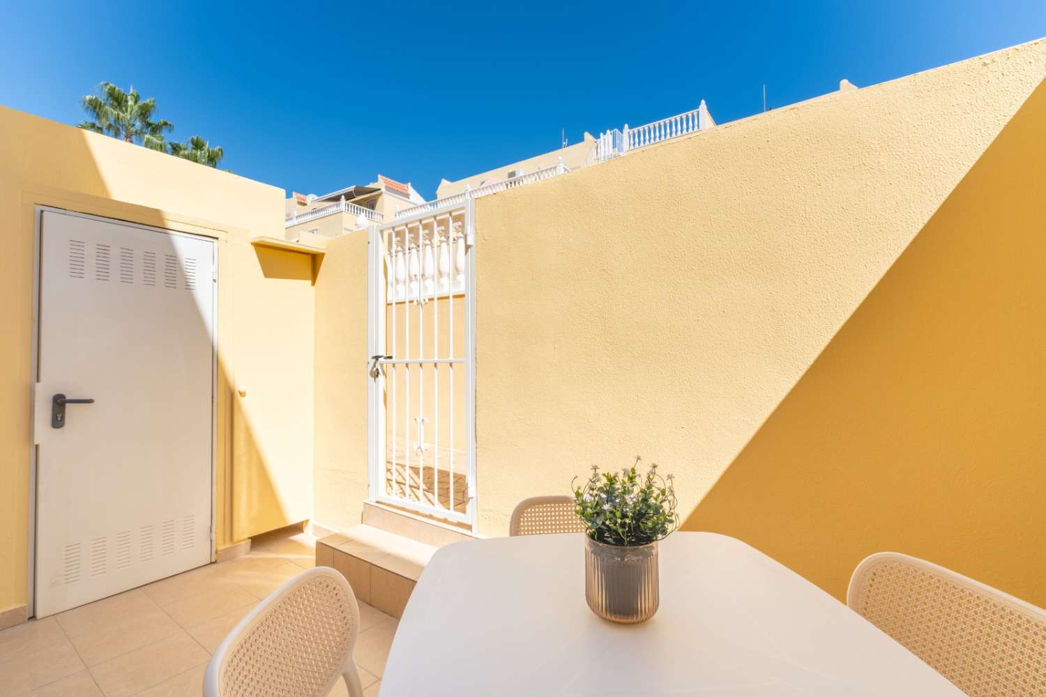 Magnífico dúplex de estilo “Battenberg”, completamente reformado y listo para entrar a vivir, ubicado en una tranquila zona residencial de Las Filipinas -