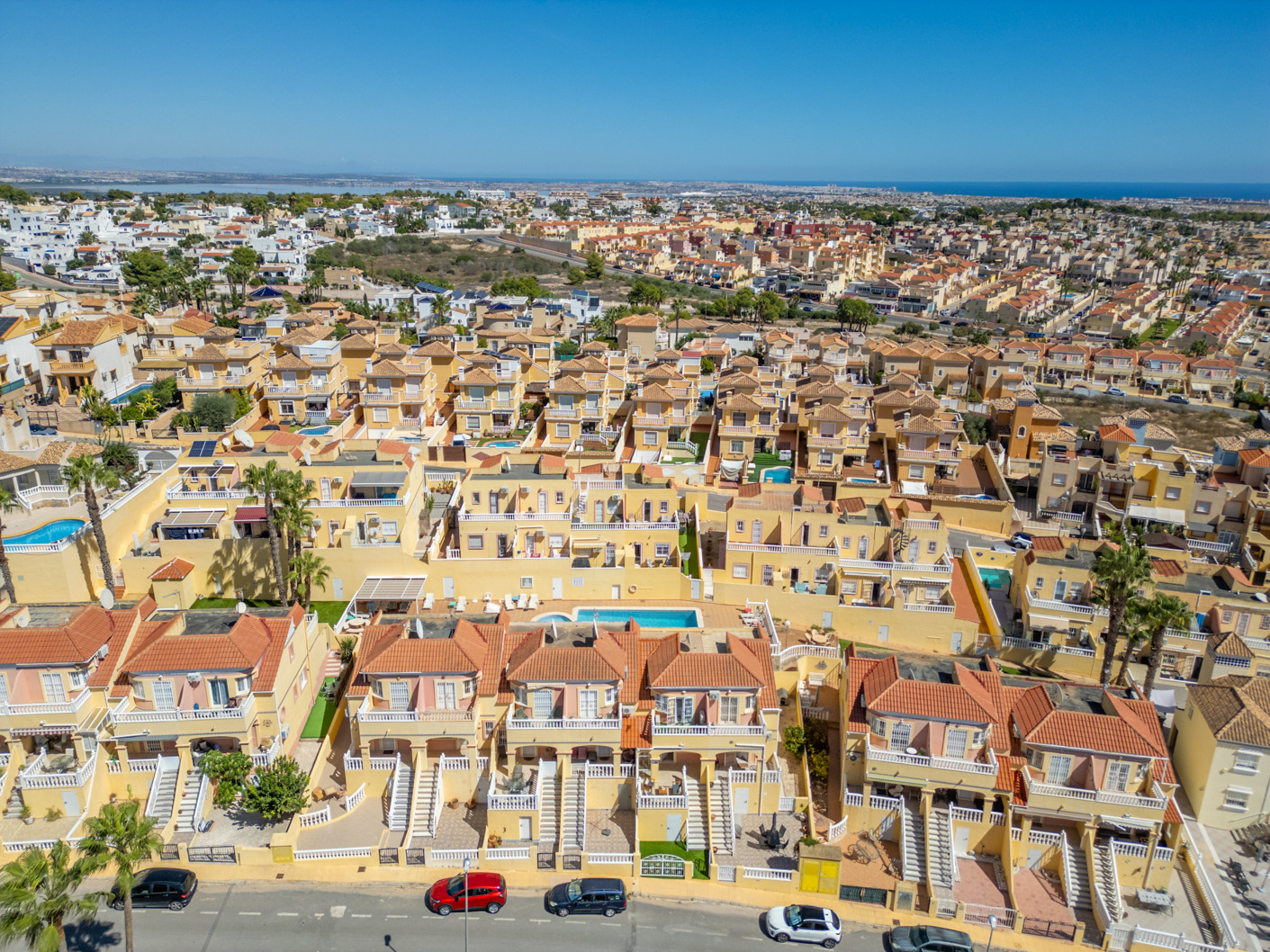 Magnífico dúplex de estilo “Battenberg”, completamente reformado y listo para entrar a vivir, ubicado en una tranquila zona residencial de Las Filipinas -