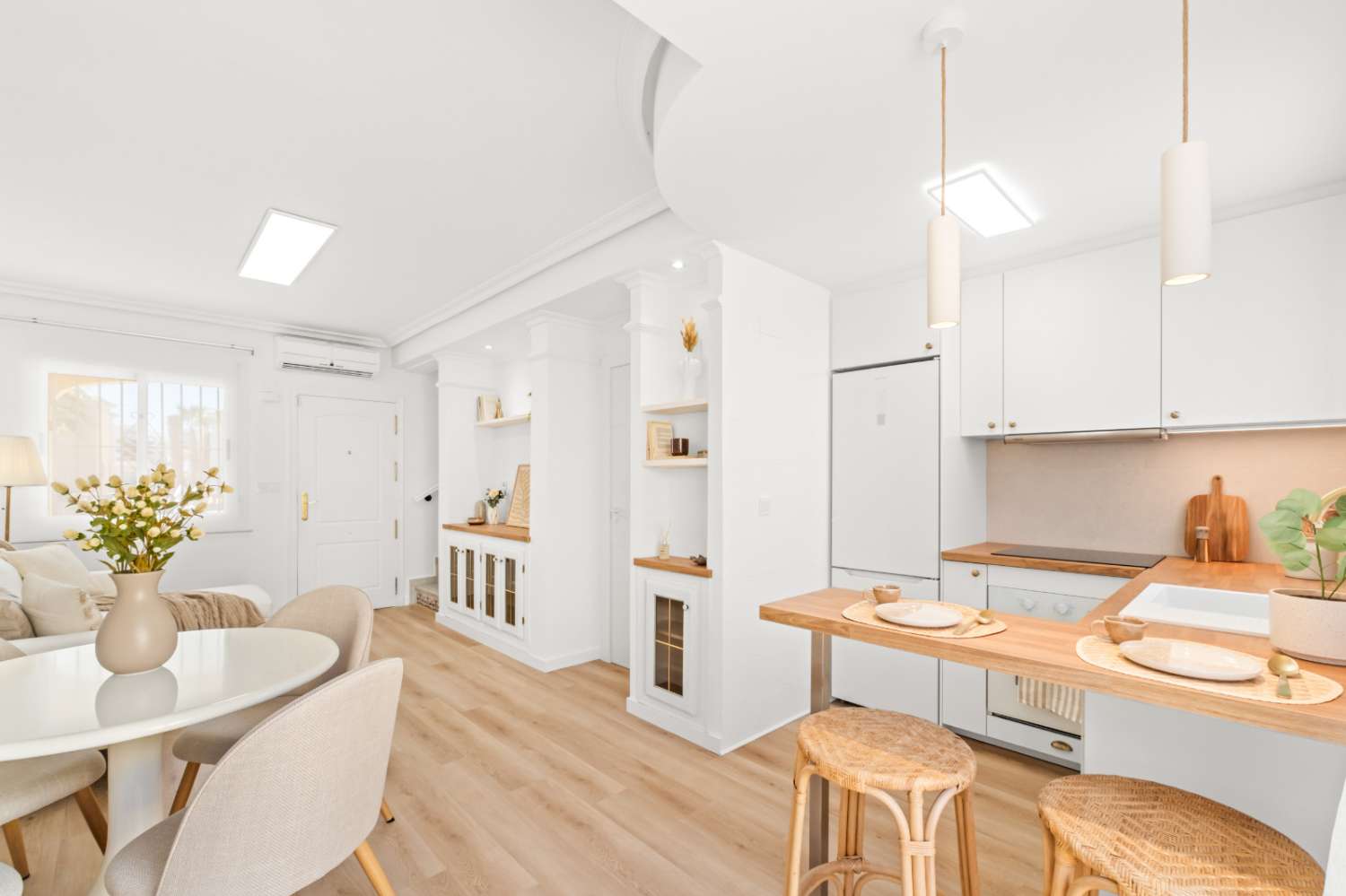 Magnífico dúplex de estilo “Battenberg”, completamente reformado y listo para entrar a vivir, ubicado en una tranquila zona residencial de Las Filipinas -