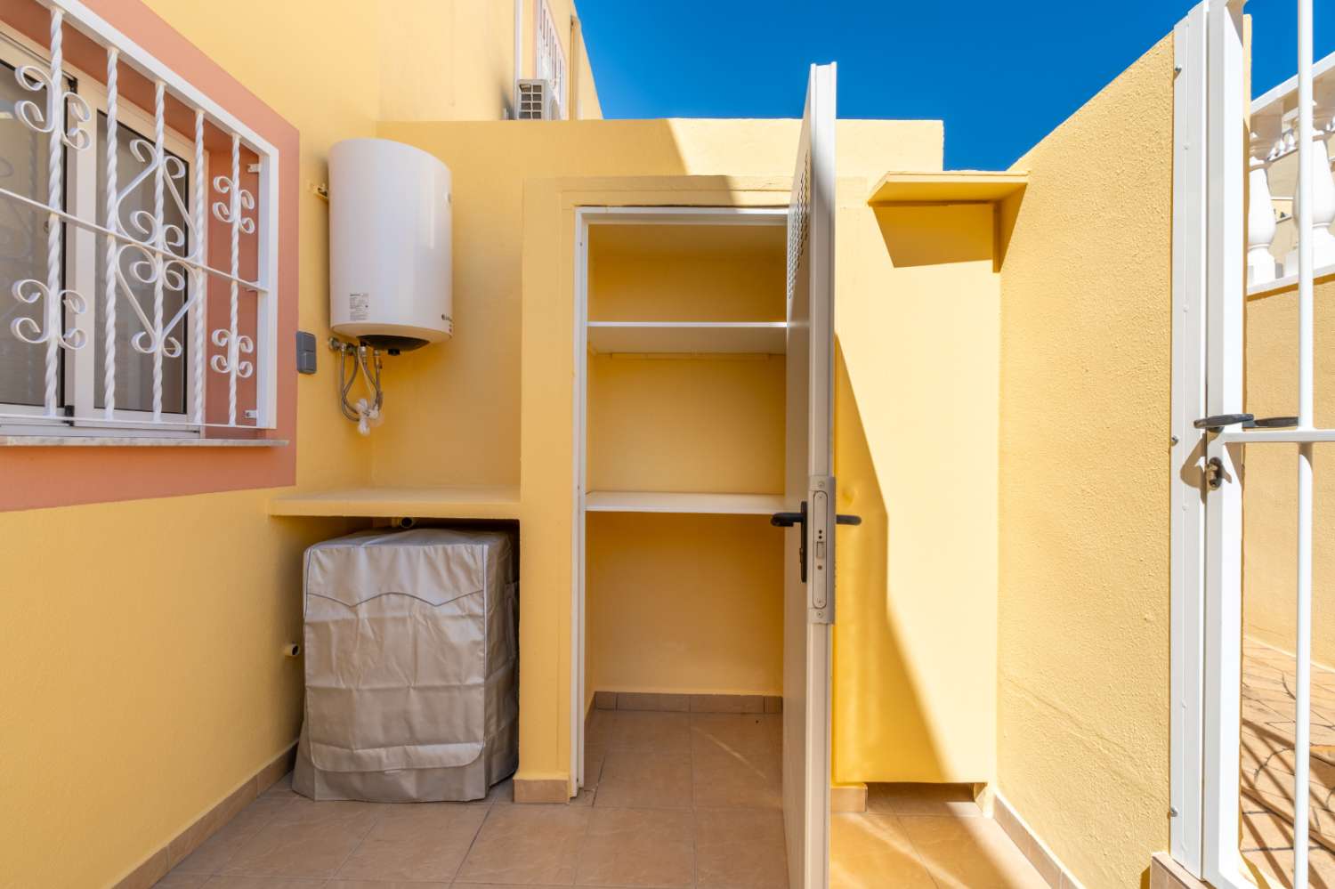 Magnífico dúplex de estilo “Battenberg”, completamente reformado y listo para entrar a vivir, ubicado en una tranquila zona residencial de Las Filipinas -