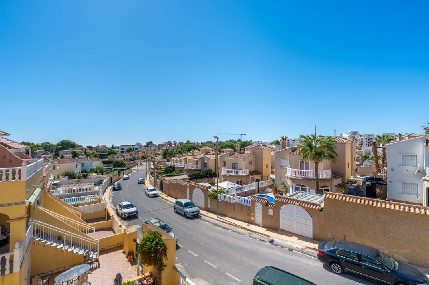 Magnífico dúplex de estilo “Battenberg”, completamente reformado y listo para entrar a vivir, ubicado en una tranquila zona residencial de Las Filipinas -