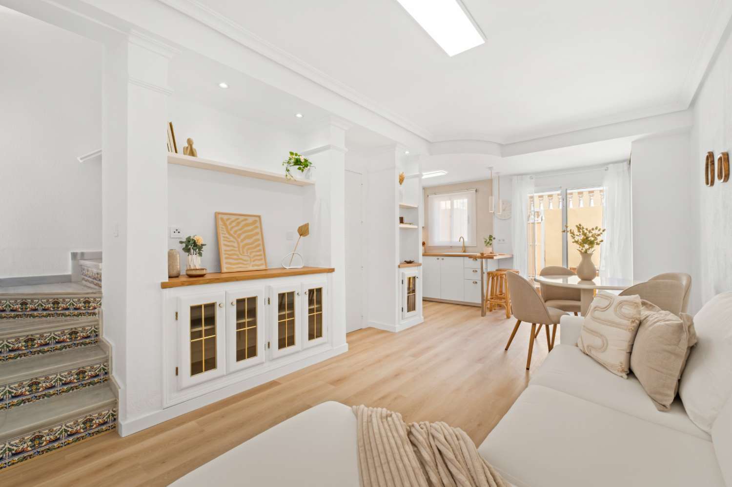 Magnífico dúplex de estilo “Battenberg”, completamente reformado y listo para entrar a vivir, ubicado en una tranquila zona residencial de Las Filipinas -