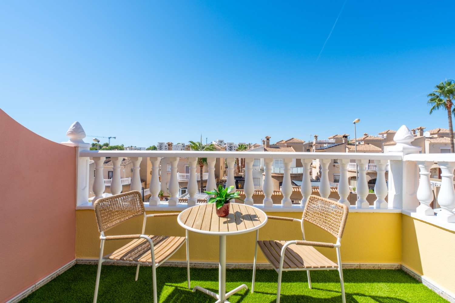 Magnífico dúplex de estilo “Battenberg”, completamente reformado y listo para entrar a vivir, ubicado en una tranquila zona residencial de Las Filipinas -