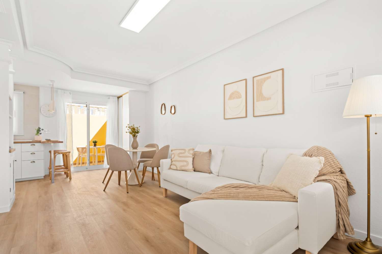 Magnífico dúplex de estilo “Battenberg”, completamente reformado y listo para entrar a vivir, ubicado en una tranquila zona residencial de Las Filipinas -