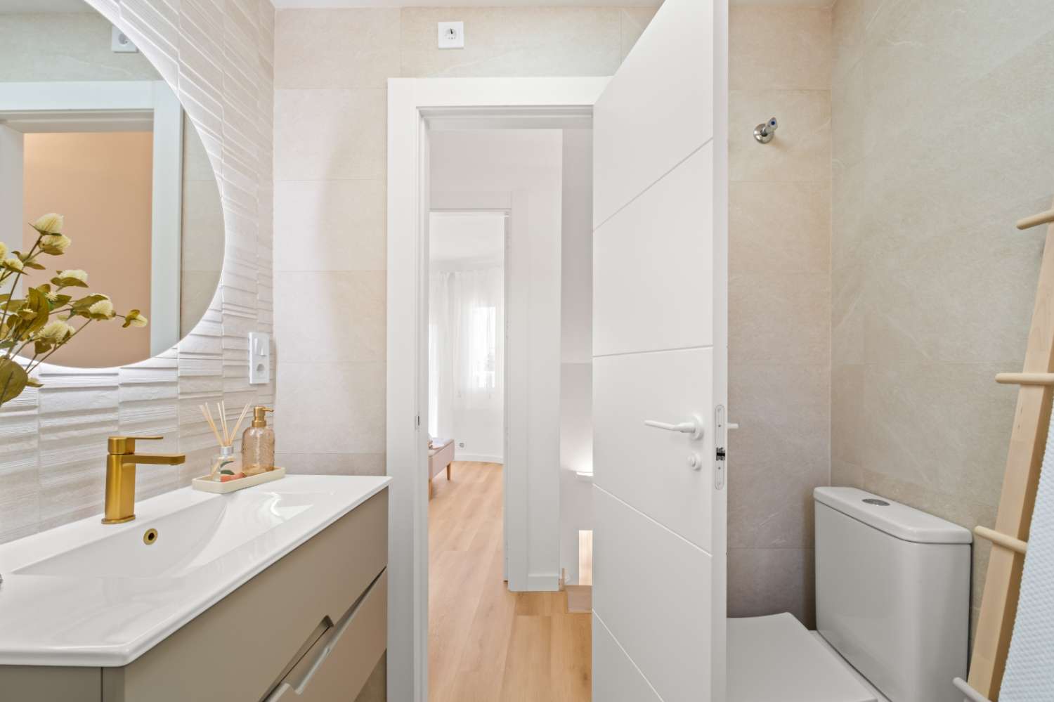 Magnífico dúplex de estilo “Battenberg”, completamente reformado y listo para entrar a vivir, ubicado en una tranquila zona residencial de Las Filipinas -